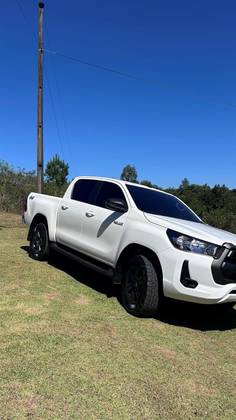 TOYOTA HILUX 2.8 D-4D TURBO DIESEL CD SR 4X4 AUTOMÁTICO